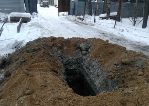 В столице Урала похоронили человека в могиле посреди дороги