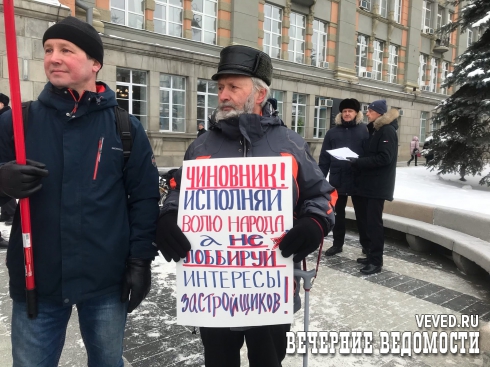 «Их не интересует мнение жителей»: как прошёл первый массовый пикет у здания администрации Екатеринбурга