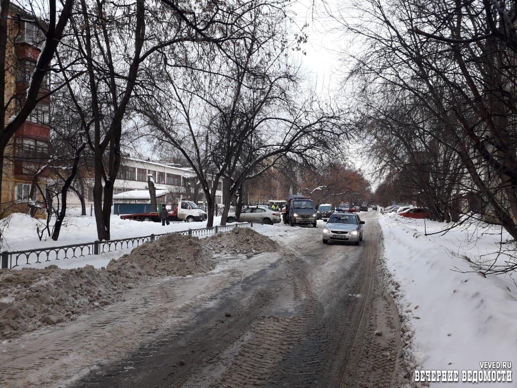 На Уралмаше начали эвакуировать автомобили, мешающие уборке улиц от снега