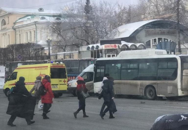Гололед в Екатеринбурге стал причиной столкновения общественного транспорта