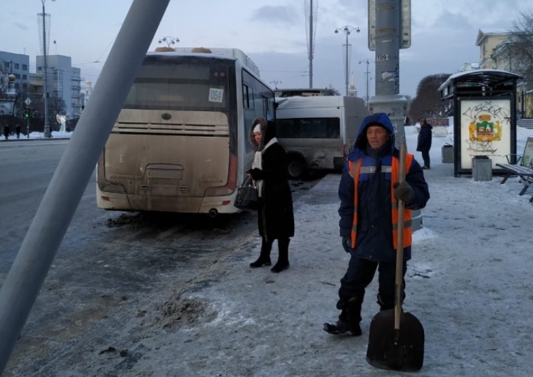 Гололед в Екатеринбурге стал причиной столкновения общественного транспорта