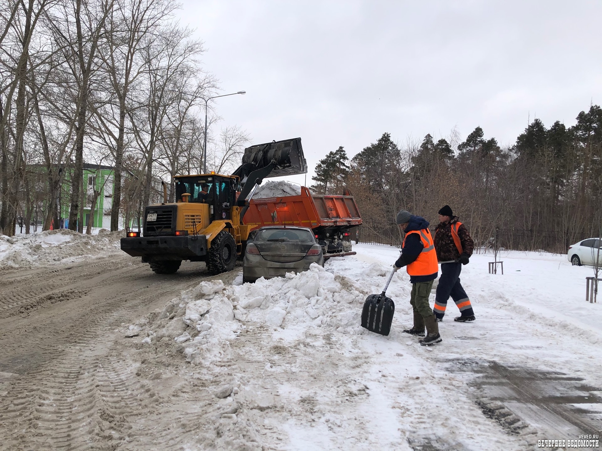 Снег с участка на дорогу