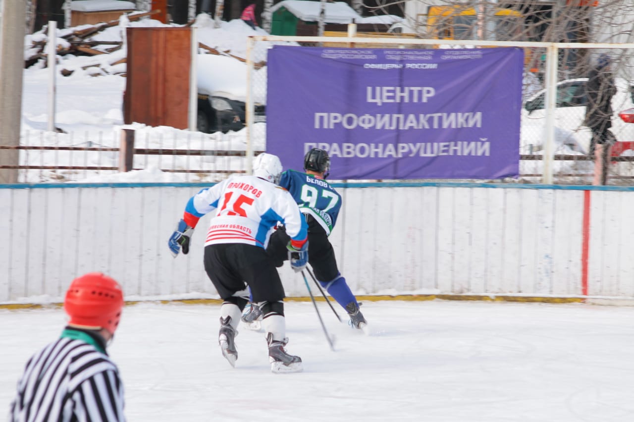 Команда ветеранов ГУФСИН выиграла хоккейный турнир в честь памяти известного командира уральского СОБР