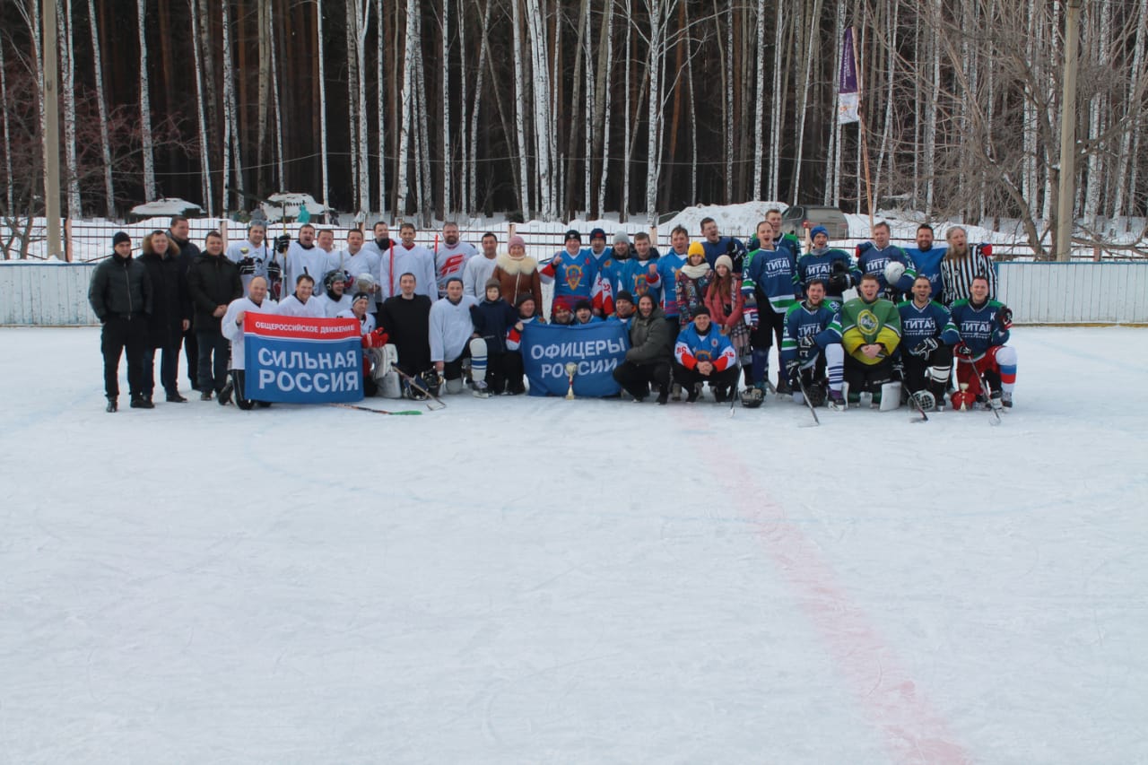 Команда ветеранов ГУФСИН выиграла хоккейный турнир в честь памяти известного командира уральского СОБР