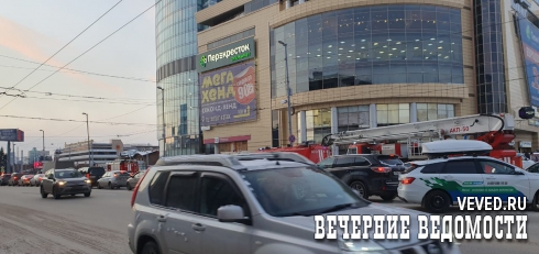 В столице Урала к небоскребу «Высоцкий» съехались 15 пожарных машин