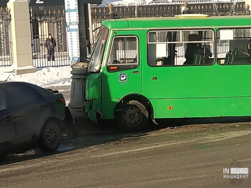 У «Екатеринбург Арены» столкнулись две маршрутки, троллейбус и иномарка