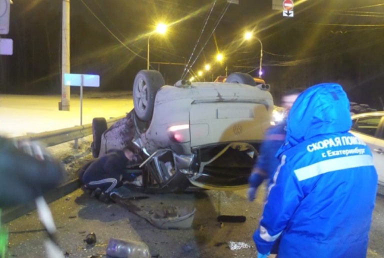 В Екатеринбурге фургон влетел в легковушку: машина перевернулась