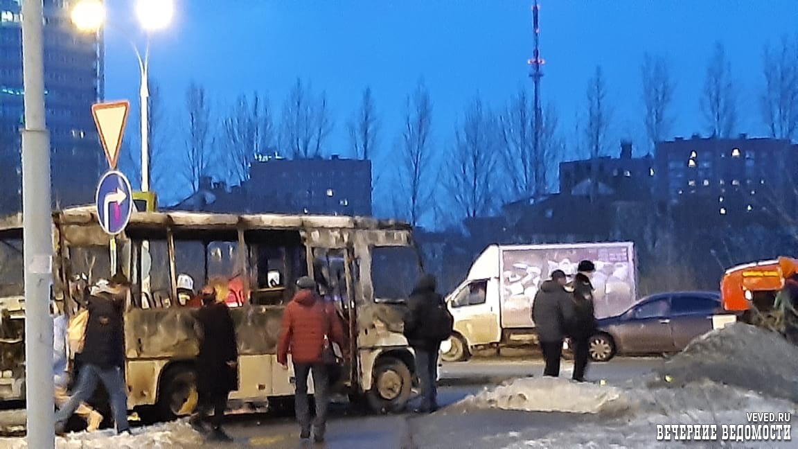 В Екатеринбурге сгорел автобус около ЦПКиО
