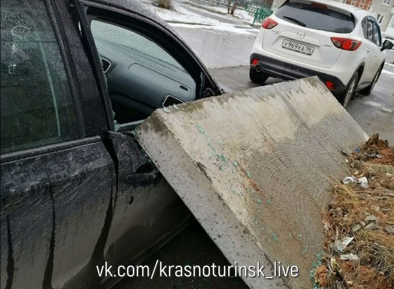 В Краснотурьинске на автомобиль упала бетонная плита