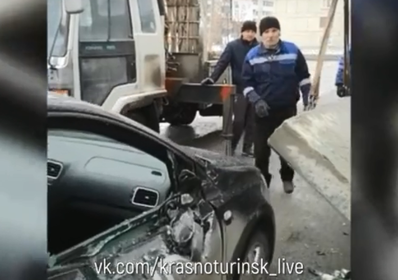В Краснотурьинске на автомобиль упала бетонная плита