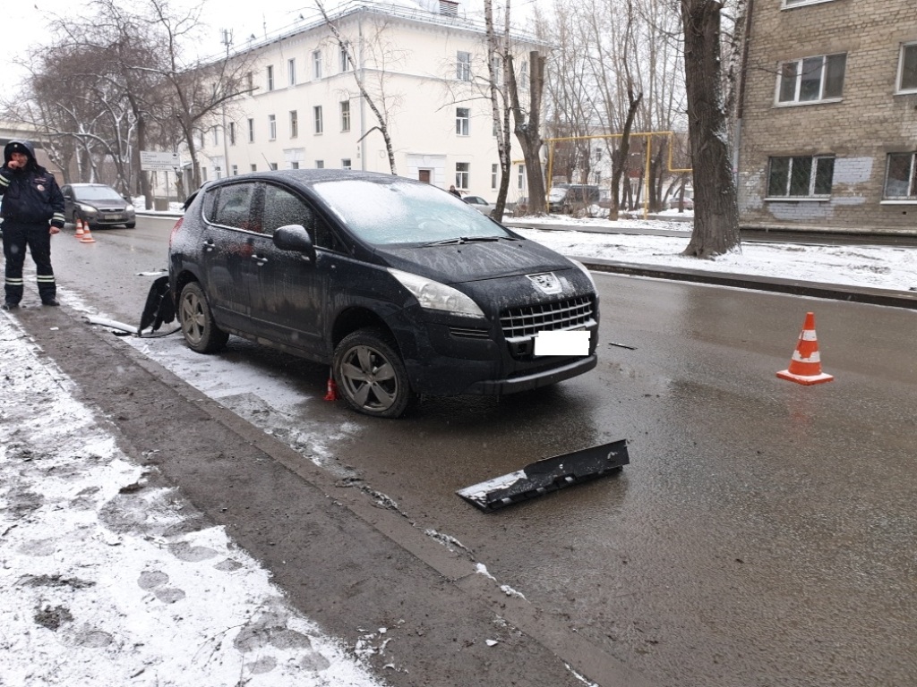 В Екатеринбурге грузовик протаранил легковушку. Двое детей пострадали
