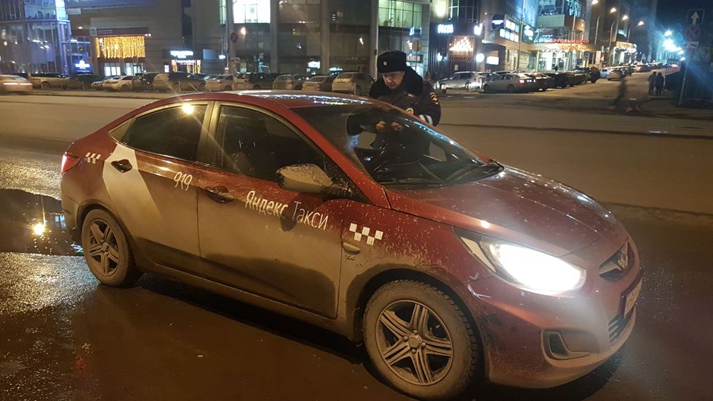 В Екатеринбурге сотрудники ГИБДД поймали пьяного буйного таксиста