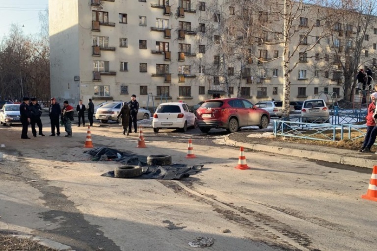 В Екатеринбурге мусоровоз насмерть сбил дедушку