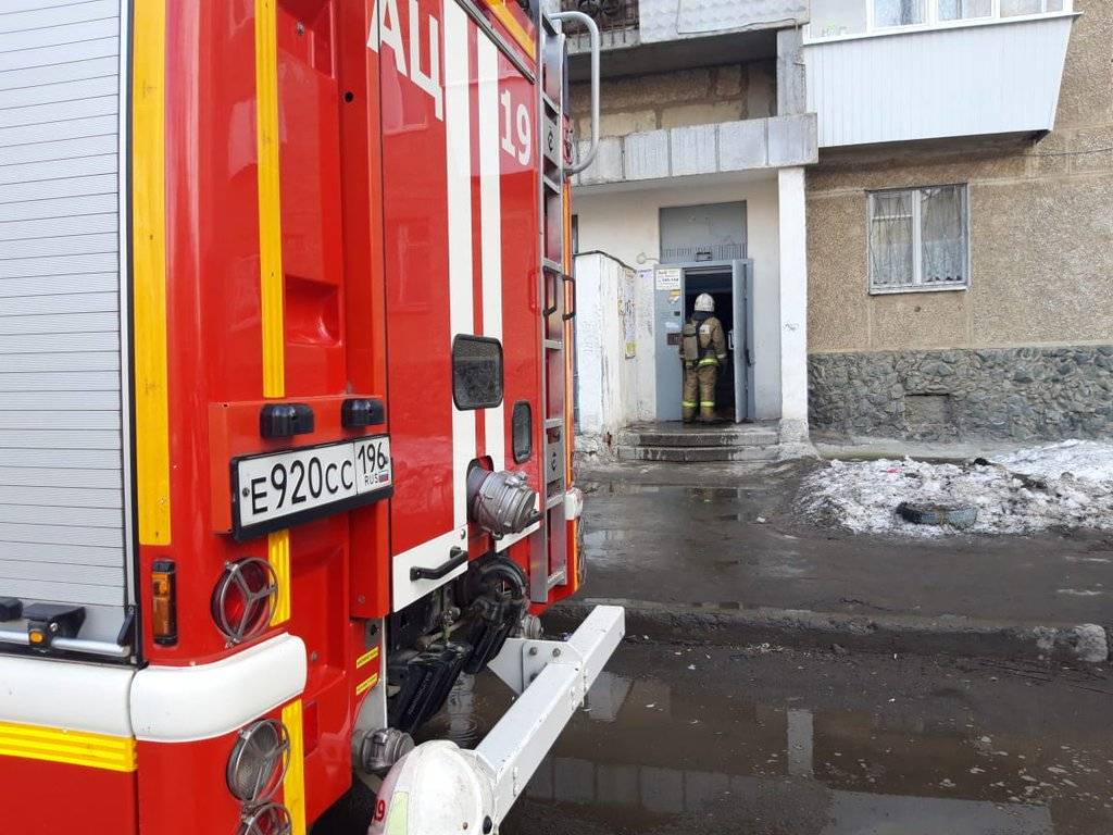 В Екатеринбурге из горящего дома на Уралмаше эвакуировали несколько