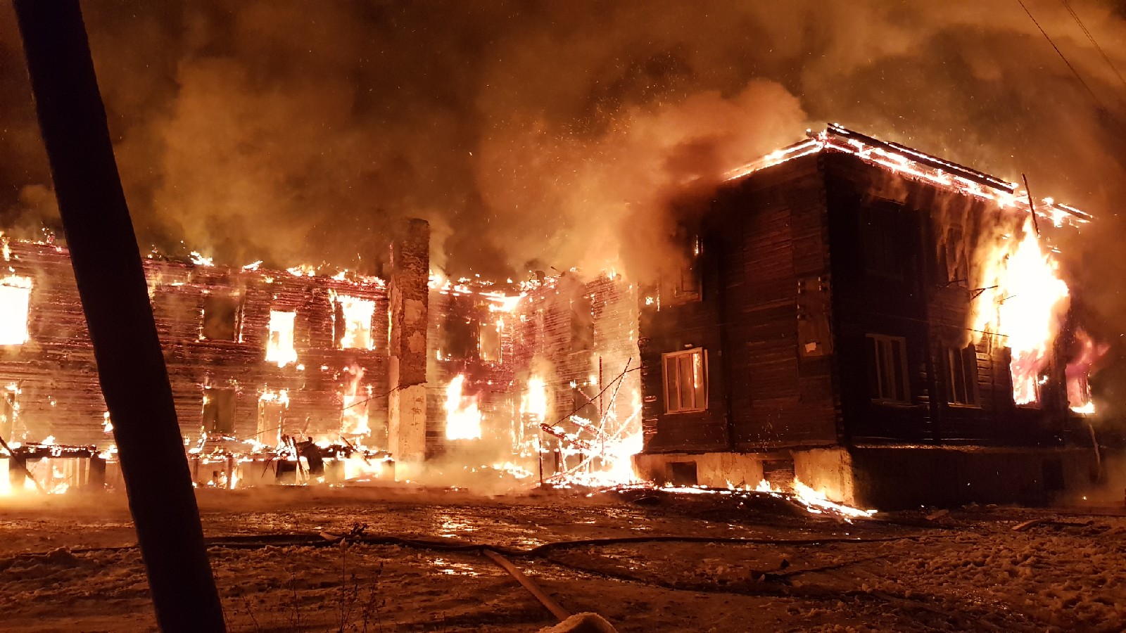 Пожар барак. Посёлок ИС Свердловская область. Поселок ИС Ленина 120 пожар. Посёлок ИС пожары. Пожар в посёлке ИС Свердловская обл.