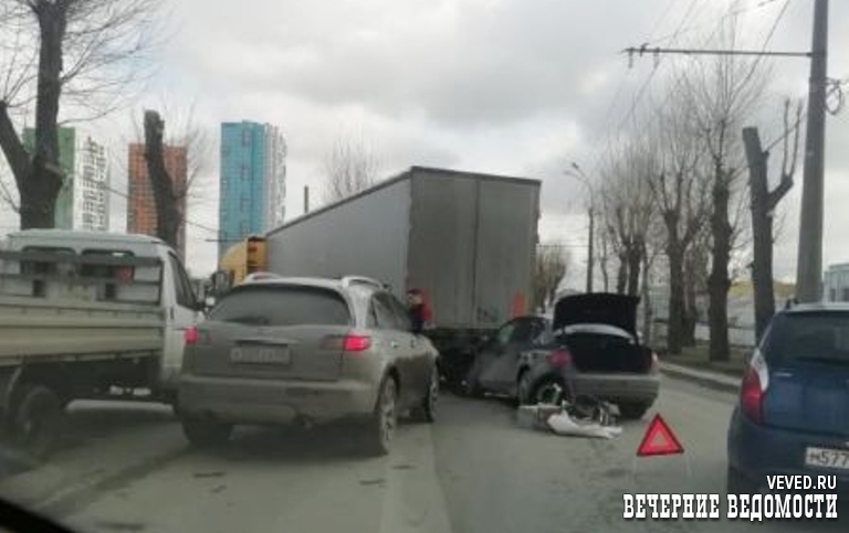 Водитель ауди влетел под фуру. Водитель ауди влетел под фуру. Ауди влетела под фуру 260. Легковушка влетела под фуру. Водитель ауди влетел под фуру.