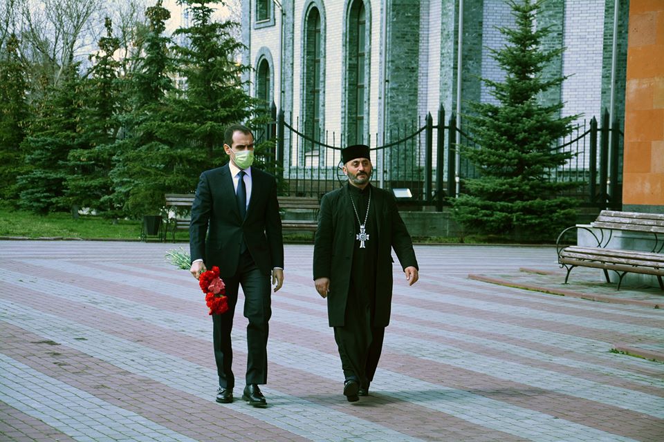 «Ельцин Центр» в Екатеринбурге окрасился в армянскую незабудку