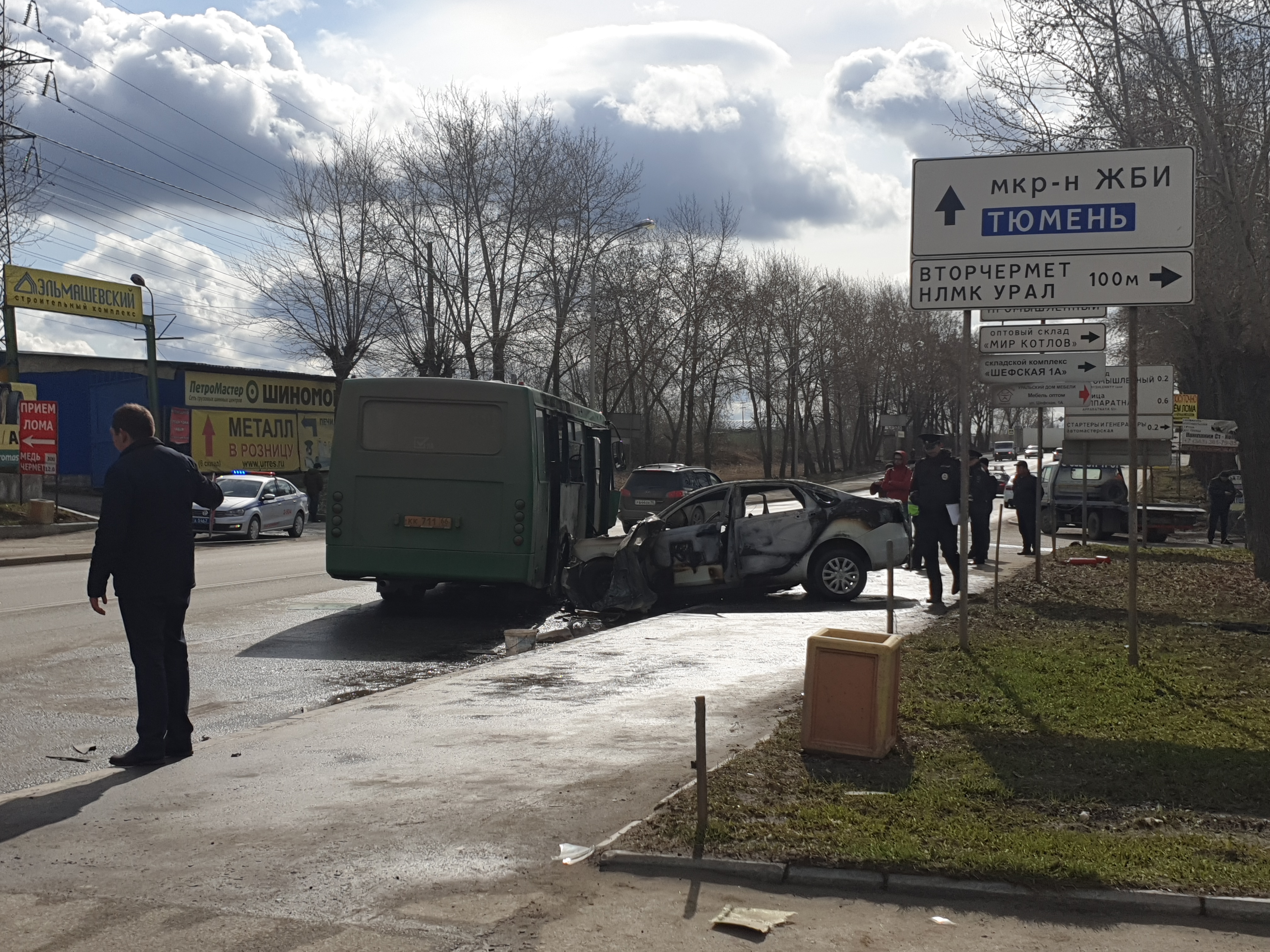 В Екатеринбурге загорелись маршрутка и легковушка после столкновения
