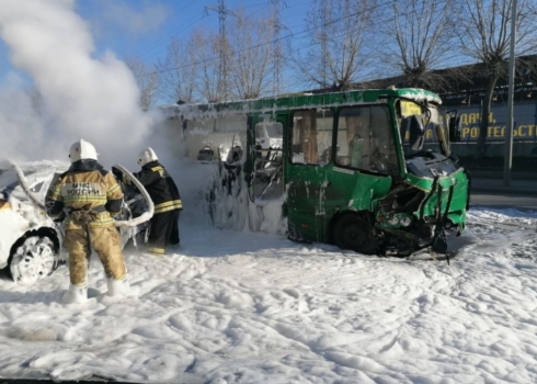 В Екатеринбурге загорелись маршрутка и легковушка после столкновения