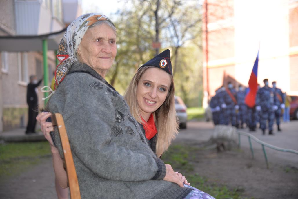 Бойцы Росгвардии в Екатеринбурге присоединились к акции  «Парад у дома ветерана»