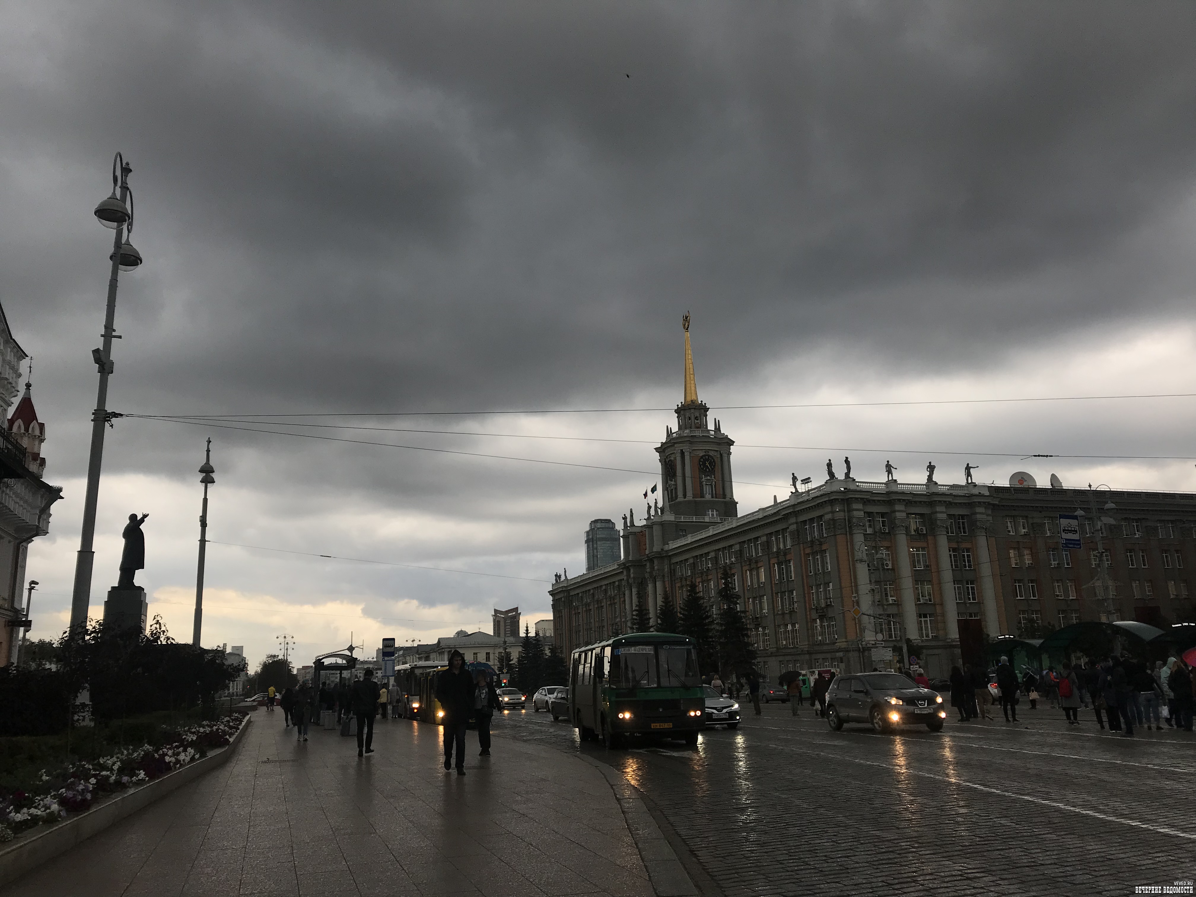 Пасмурная улица. Город пасмурно. Москва пасмурно. Пасмурный день в Москве. Екатеринбург пасмурно.