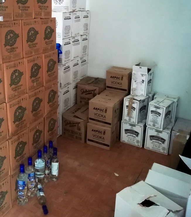 В Екатеринбурге из склада возле КОРа изъяли более 9 тысяч литров водки и коньяка