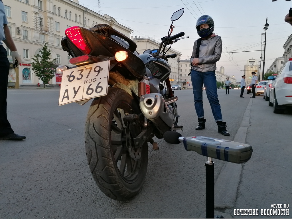 Инспекторы ДПС в Екатеринбурге наказали водителей за «рычащие» мотоциклы