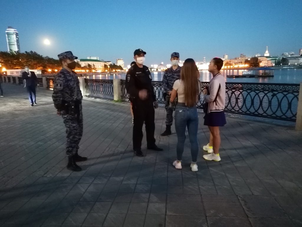 Полиция и Росгвардия продолжают разгонять ночных тусовщиков в Екатеринбурге