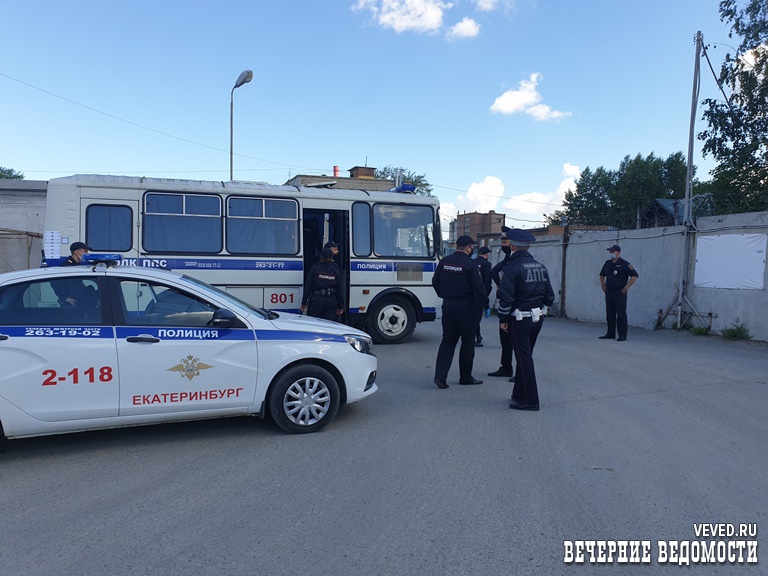 Силовики задержали 35 мигрантов на складской базе в Екатеринбурге