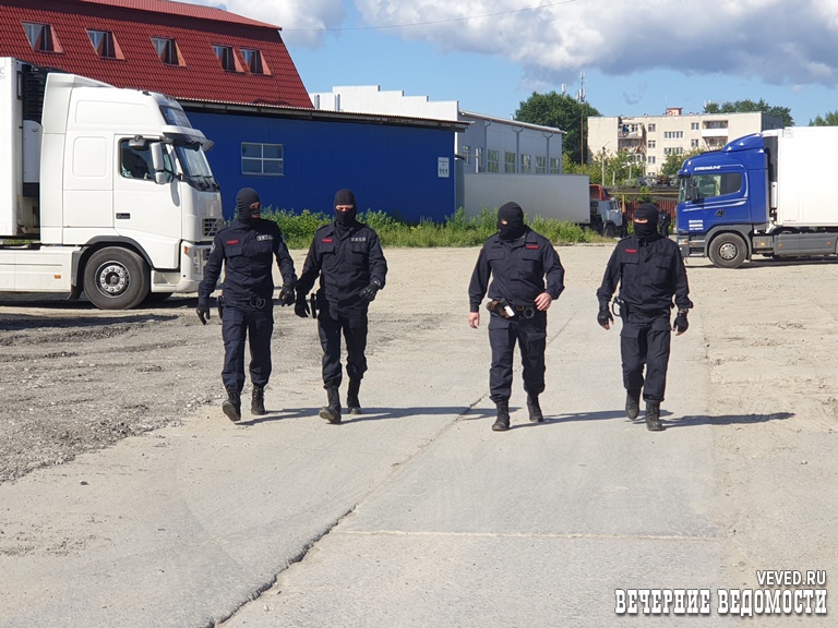 Силовики задержали 35 мигрантов на складской базе в Екатеринбурге