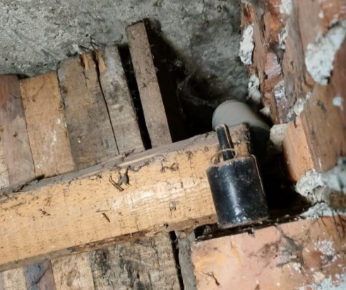 В подвале жилого дома в столице Урала нашли ручную гранату