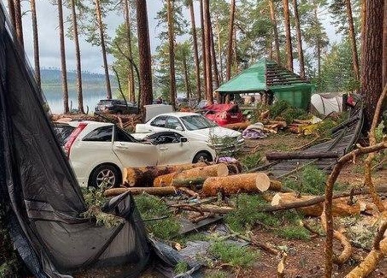 Один человек погиб, ещё пятеро пострадали во время урагана в Красноярском крае