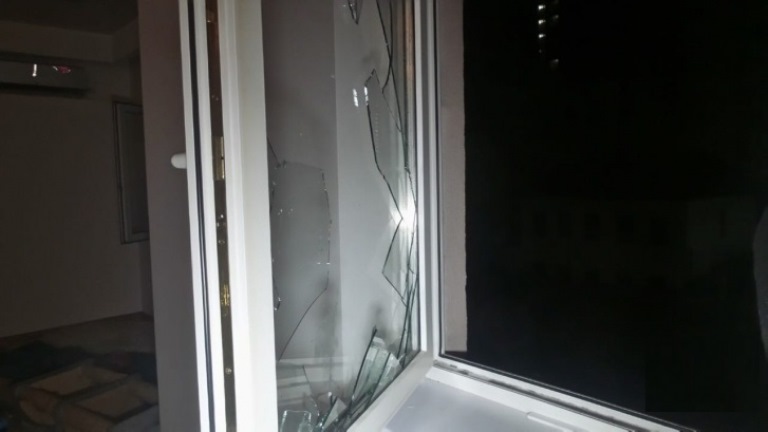 В Екатеринбурге фонтан горячей воды выбил окна в квартирах многоэтажного жилого дома