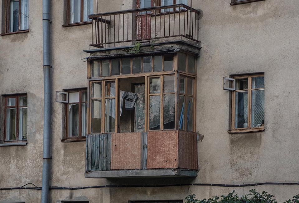 Церковь напротив панельки