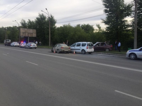 В Екатеринбурге столкнулись три автомобиля