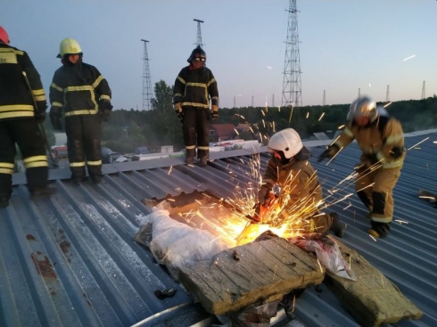 В Екатеринбурге горел ангар с производственным оборудованием