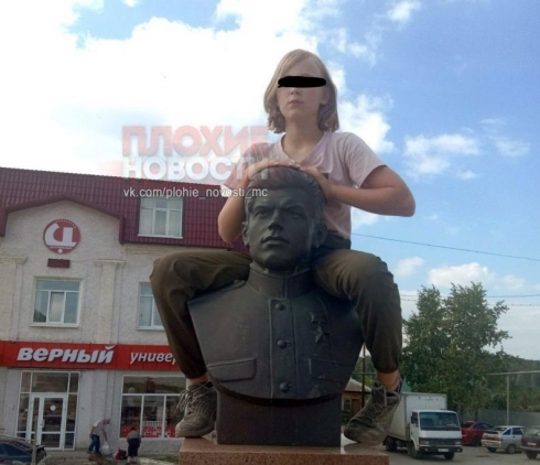 В Белоярском школьница села на памятник героя ВОВ