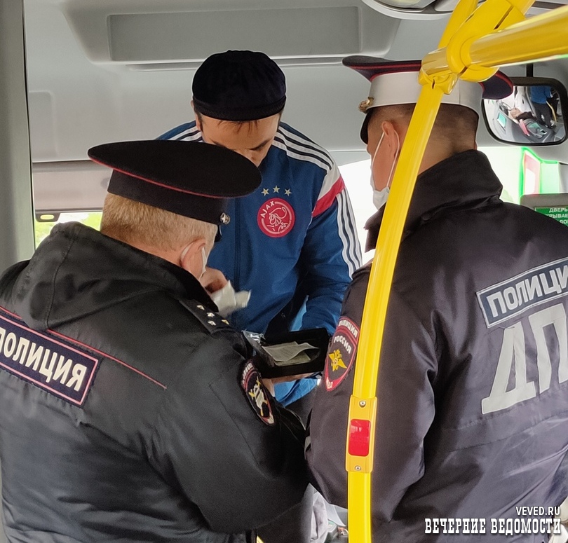 В Екатеринбурге инспекторы ГИБДД провели негласные рейды в маршрутках. Один автобус пришлось эвакуировать
