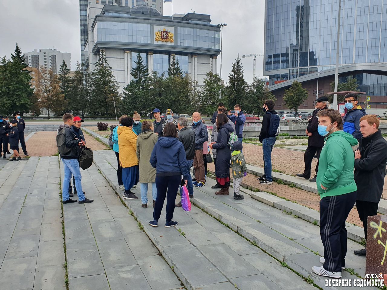 Горожане екатеринбург. Горожане, Екатеринбург, улица Добролюбова. Сбор людей в одном месте. Праздные горожане Екатеринбург. Вечерний сбор людей.