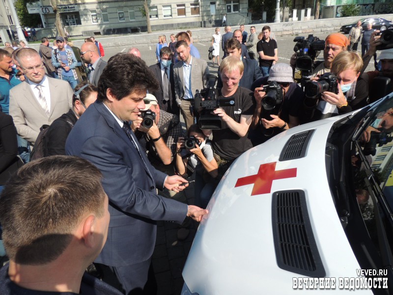 Благотворители подарили больницам Екатеринбурга 30 новых машин скорой помощи