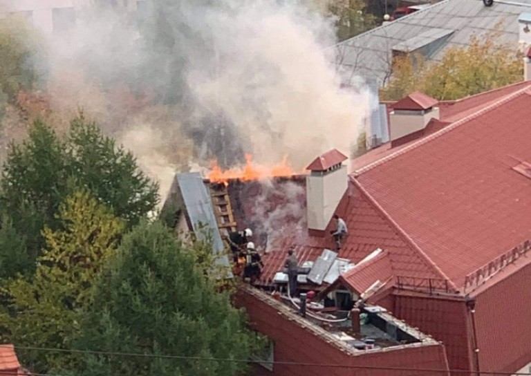В Екатеринбурге горит здание Федеральной службы по атомному надзору