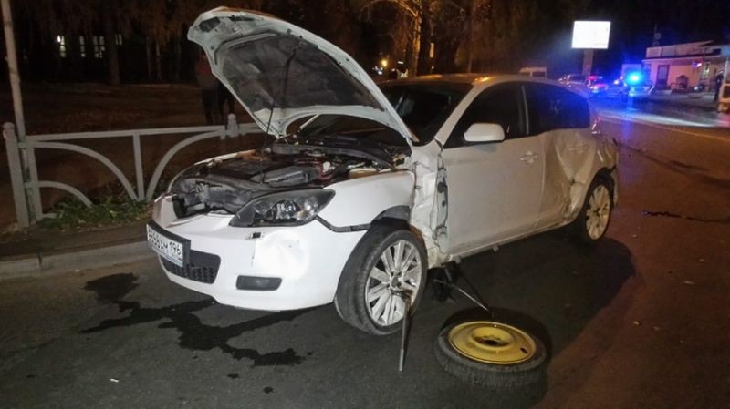 В Екатеринбурге иномарка врезалась в дорожный знак, который упал на пешехода