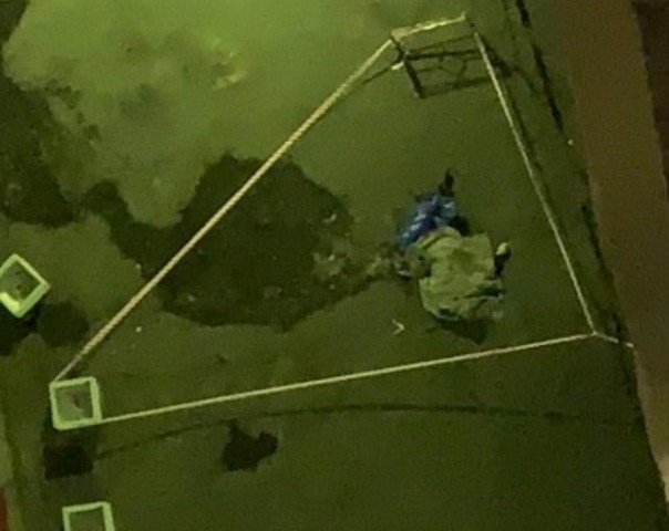 Во дворе дома в центре Екатеринбурга нашли тело мужчины