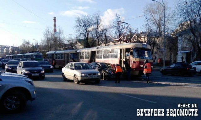 ДТП с участием трамвая спровоцировало пробки в Екатеринбурге