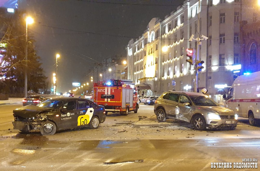 В центре Екатеринбурга в жесткое ДТП попало такси