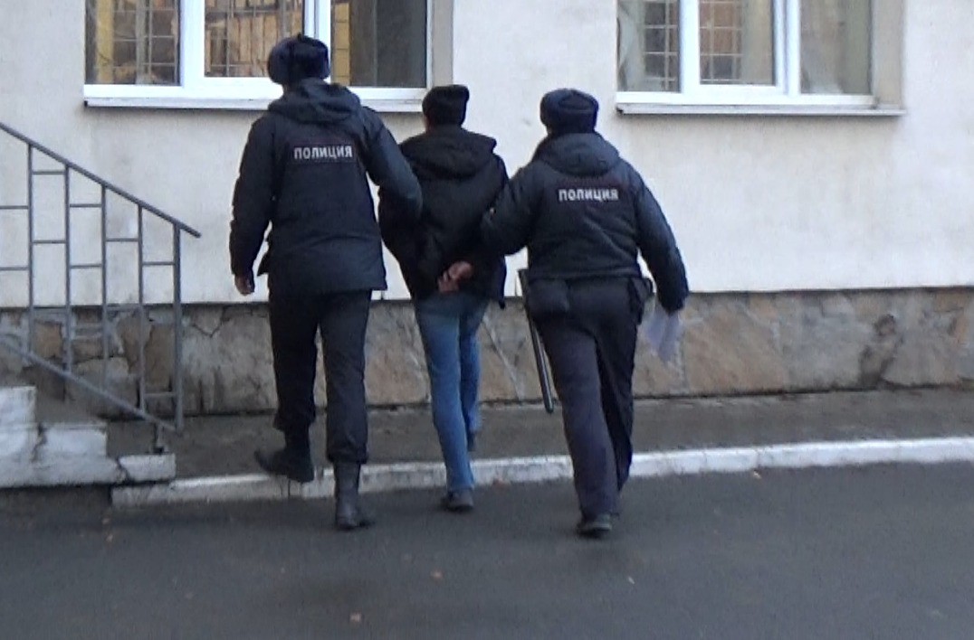 Неформала задержали. В Екатеринбурге задержали за наркотиками. Задержали наркоторговца.