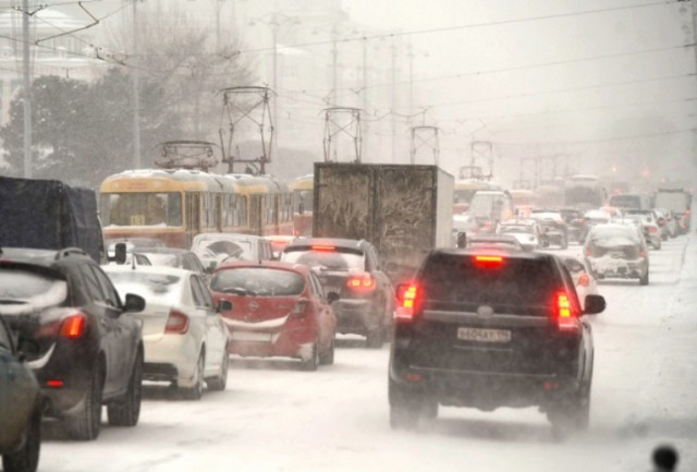 В Екатеринбурге за две недели января выпала месячная норма осадков и наступил дорожный коллапс