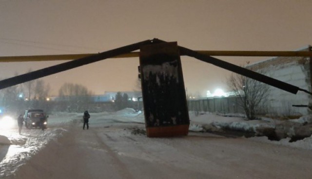 В Североуральске МАЗ повредил кузовом газопровод