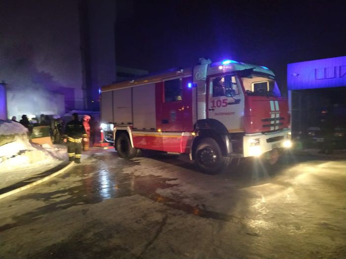 Ночью в Екатеринбурге огнеборцы несколько часов тушили пожар в офиснике
