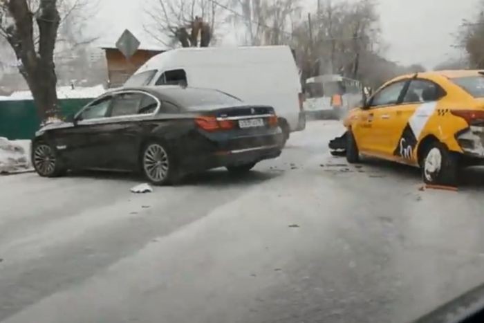 В Екатеринбурге произошло массовое ДТП с участием такси